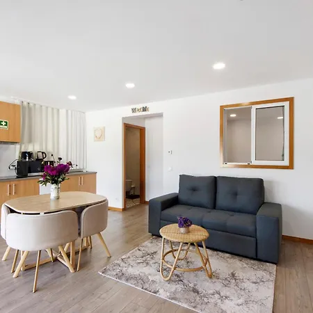 Lomi Com Piscina * Apúlia