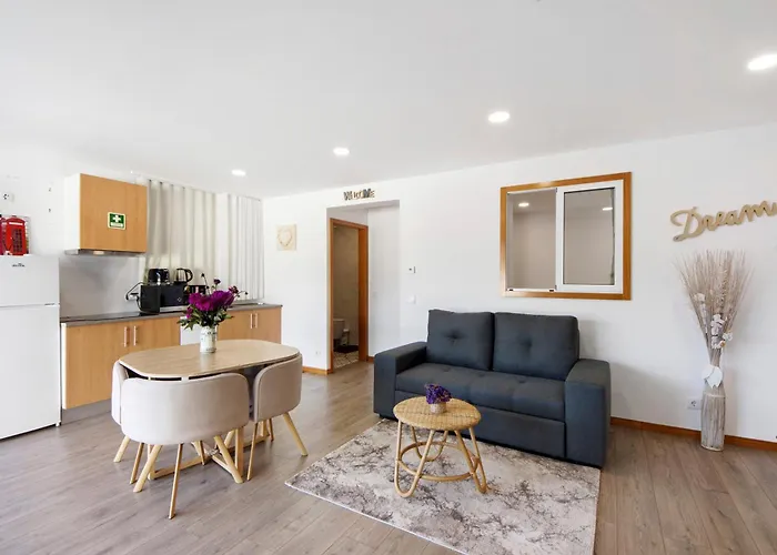 Lomi Com Piscina * Apúlia